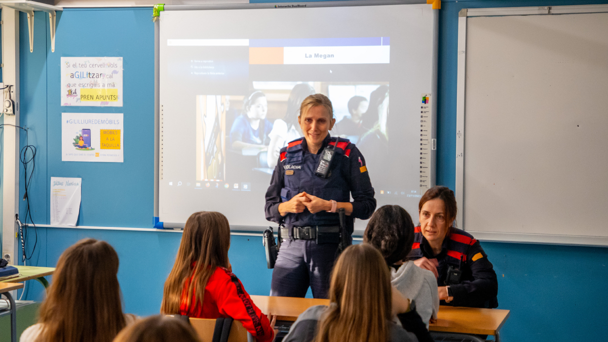 Xarrada dels Mossos d’Esquadra sobre prevenció en xarxes socials en un institut de Lleida. - GERARD HOYAS