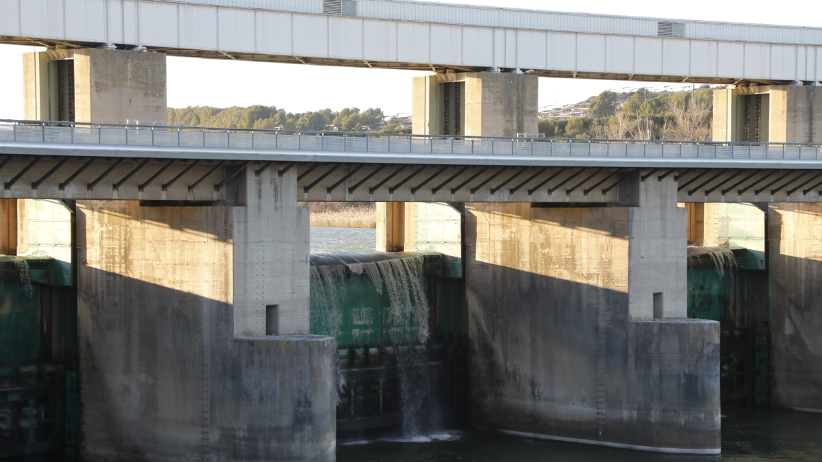 El pantà de Flix, des d’on es proveeix el Garrigues Sud, desembassa des de la setmana passada. - AMADO FORROLLA