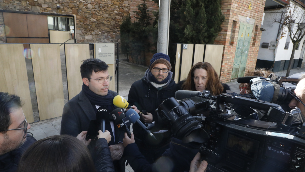 El abogado Xavier Prats atendiendo ayer a los medios. - AMADO FORROLLA