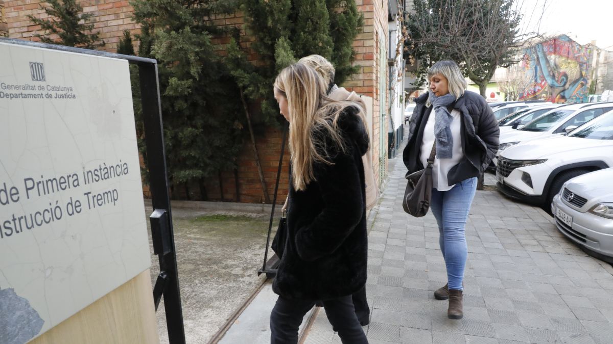 L’exdirectora, darrere de les seues lletrades, va declarar ahir per primer cop davant del jutjat de Tremp