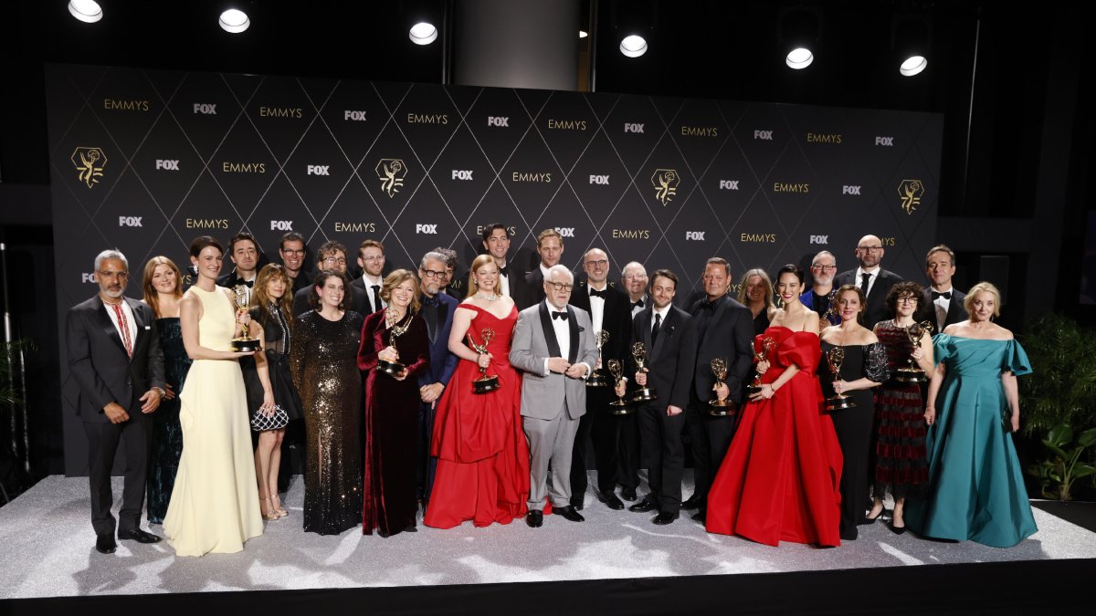 Elenco y responsables de la serie ‘Succession’, de HBO Max, triunfadora en la gala de los Emmy. - EFE