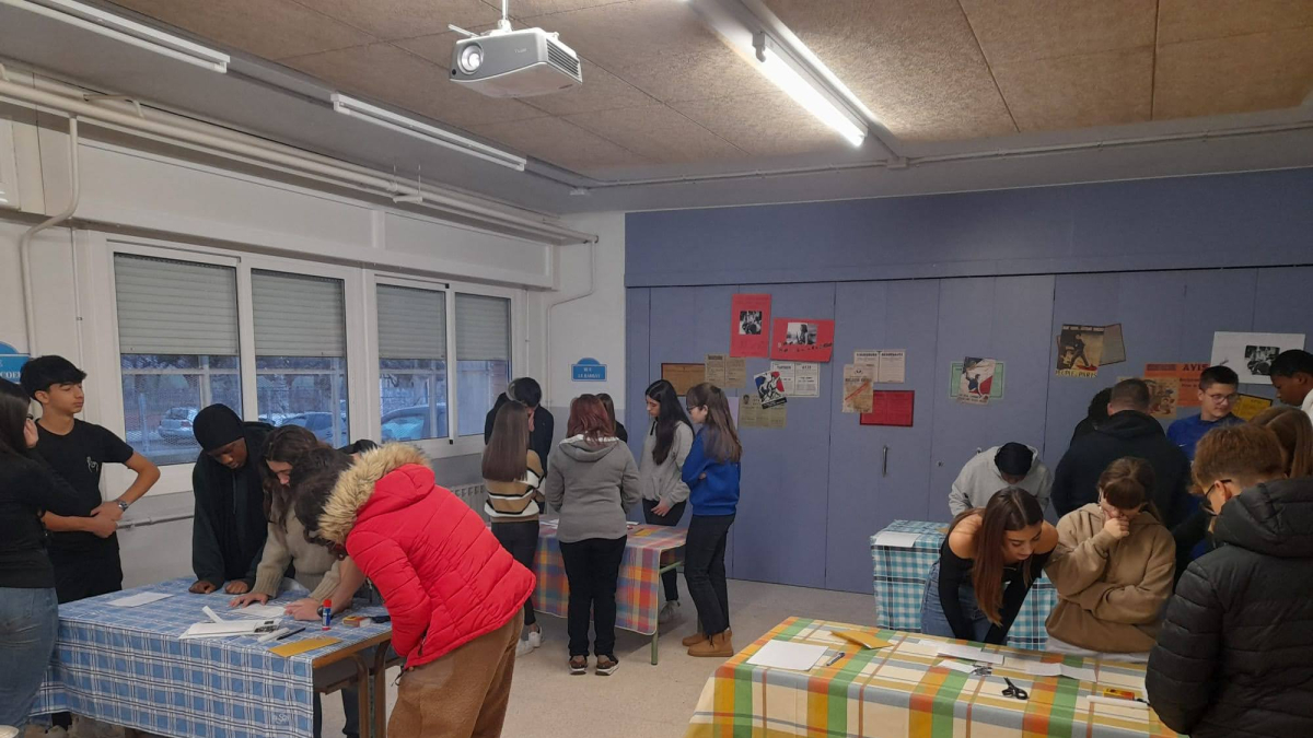 Alumnes de l’INS Almenar, durant una de les proves de l’escape room sobre memòria històrica. - INS ALMENAR