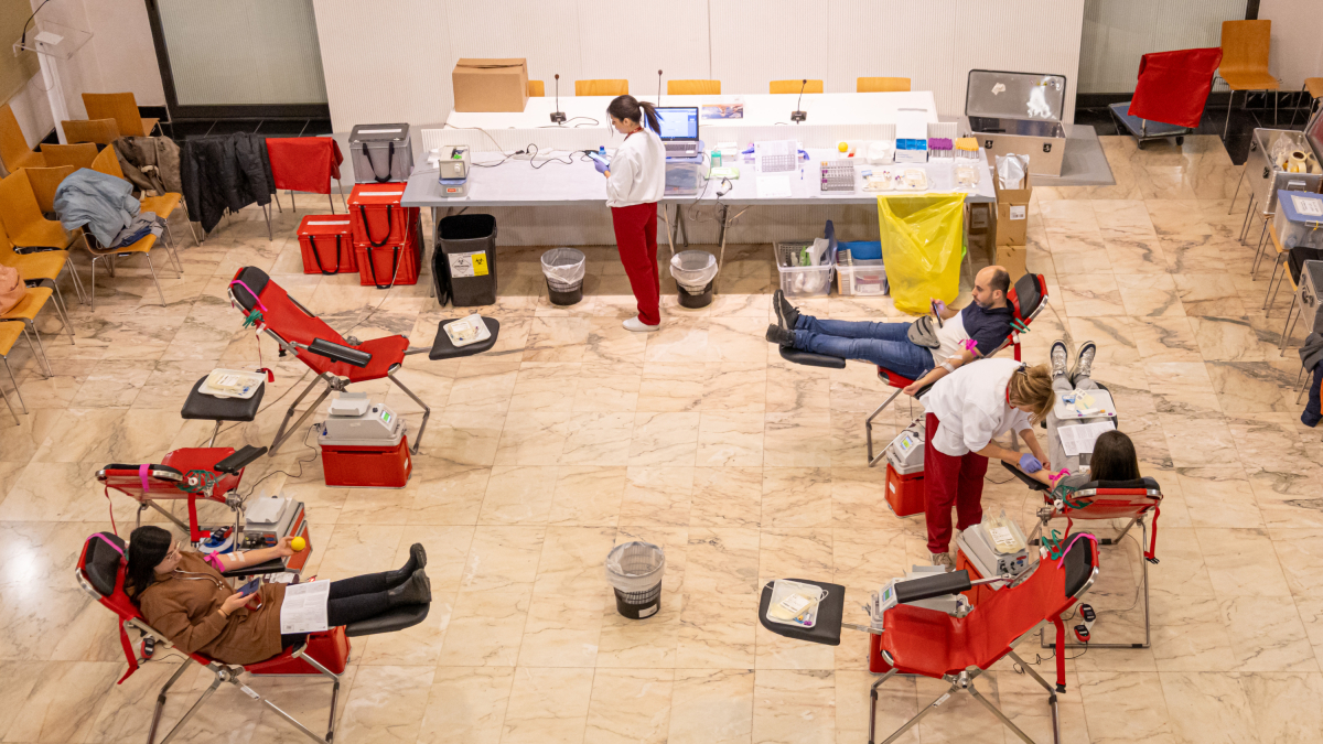 Donants ahir a la tarda a la sala Alfred Perenya de Lleida, ubicada a l’avinguda Blondel. - JORDI ECHEVARRIA