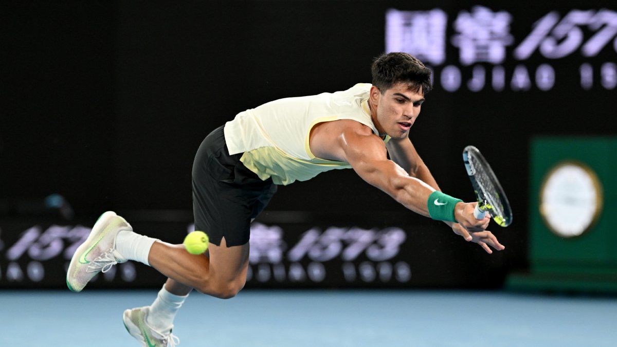 Alcaraz es llança a buscar una bola durant el partit que va guanyar al francès Richard Gasquet. - EFE