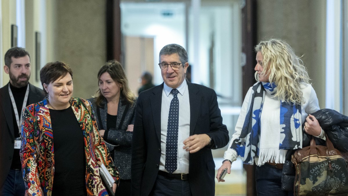 El portaveu del PSOE al Congrés, Patxi López, al costat de la diputada per Lleida, Montse Mínguez. - EUROPA PRESS