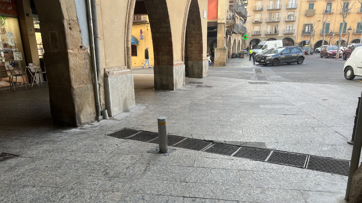El carrer Avall des de la plaça Mercadal, on va un piló. - PAERIA DE BALAGUER