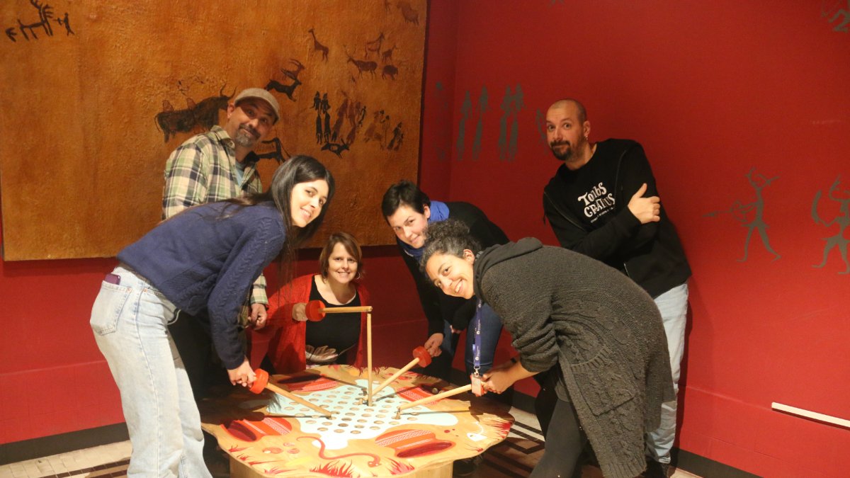 El equipo de Tombs Creatius y del Museu d’Arqueologia de Catalunya instalaron ayer los juegos. - TOMBS CREATIUS