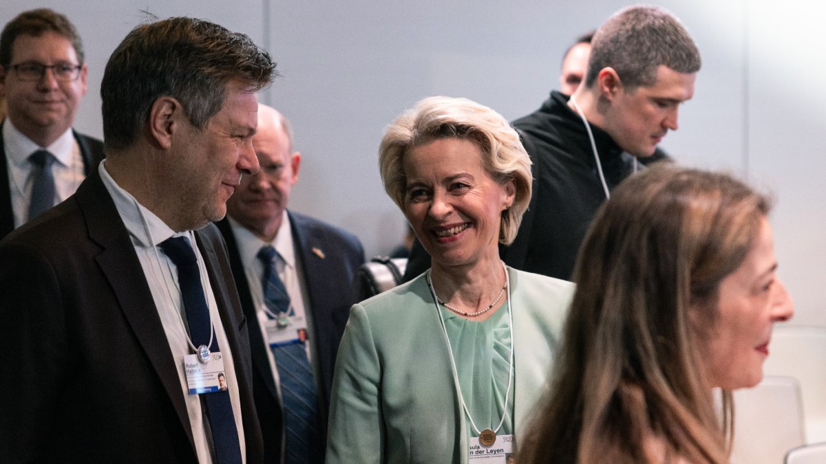 ​​Ursula von der Leyen junto al ministro de Economía alemán, Robert Habeck, ayer en Davos. - EUROPA PRESS