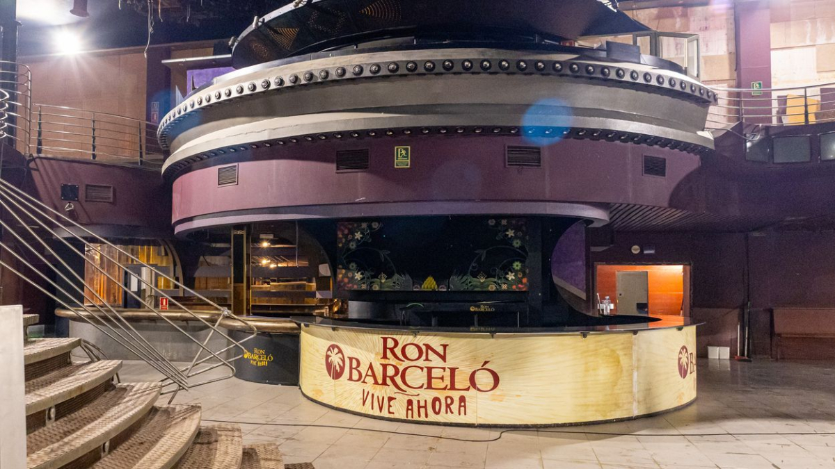 Imatges de l'interior de la discoteca Big Ben de Golmés el 16 de gener del 2024, abans de la reforma per a la reobertura.