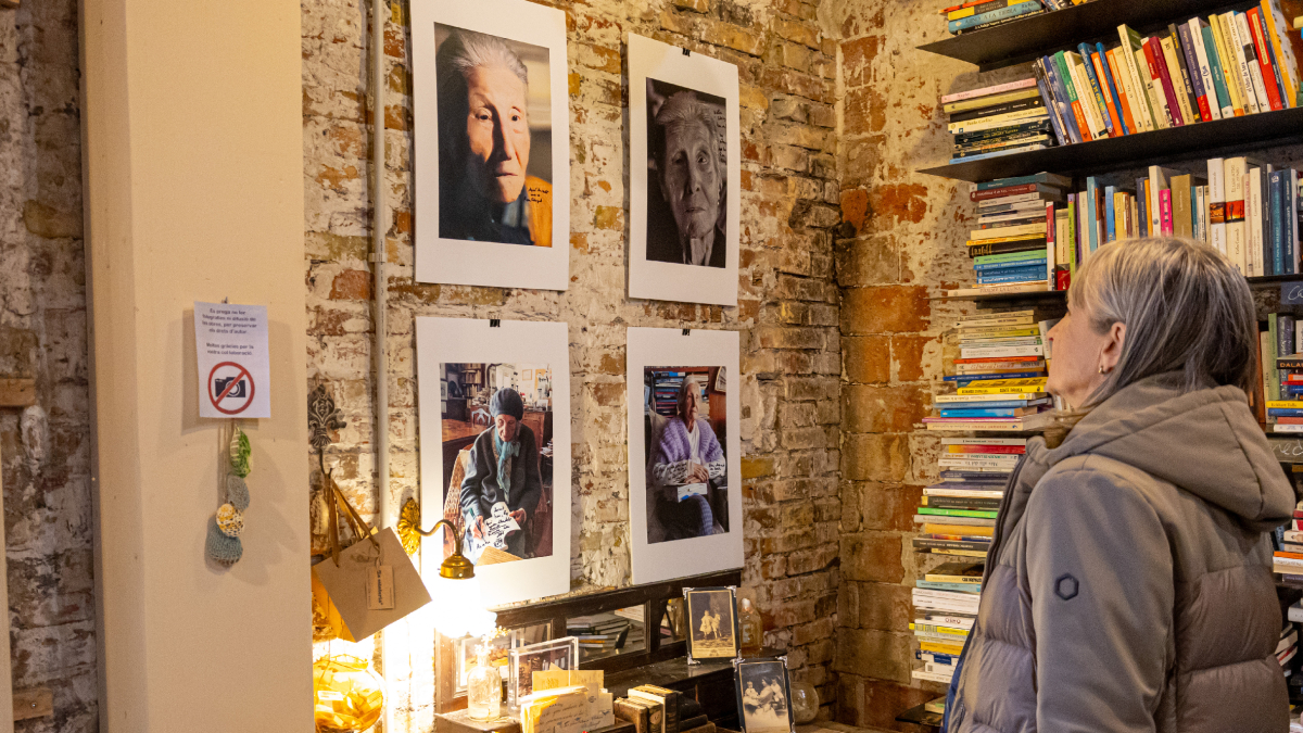 El fotògraf lleidatà Ramon Lladós exposa a la llibreria La Sabateria retrats de l’escriptora dels últims anys.
