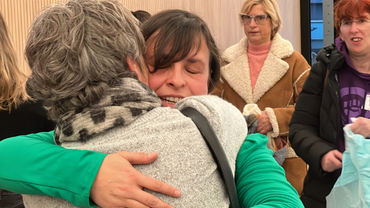 L'activista andorrana en defensa del dret a l'avortament al Principat i presidenta d'Stop Violències, Vanessa Mendoza Cortés, rep una abraçada després de conèixer la sentència sobre el seu cas.