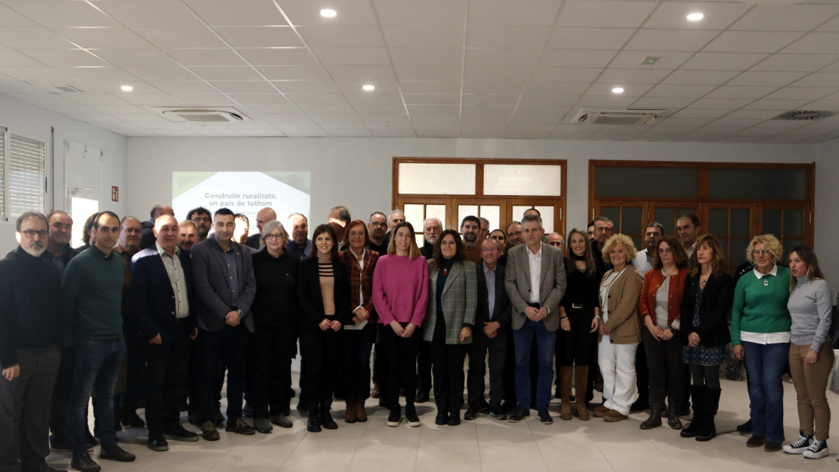 La consellera de la Presidència, Laura Vilagrà, a Barbens, amb alcaldes de municipis rurals de Ponent.