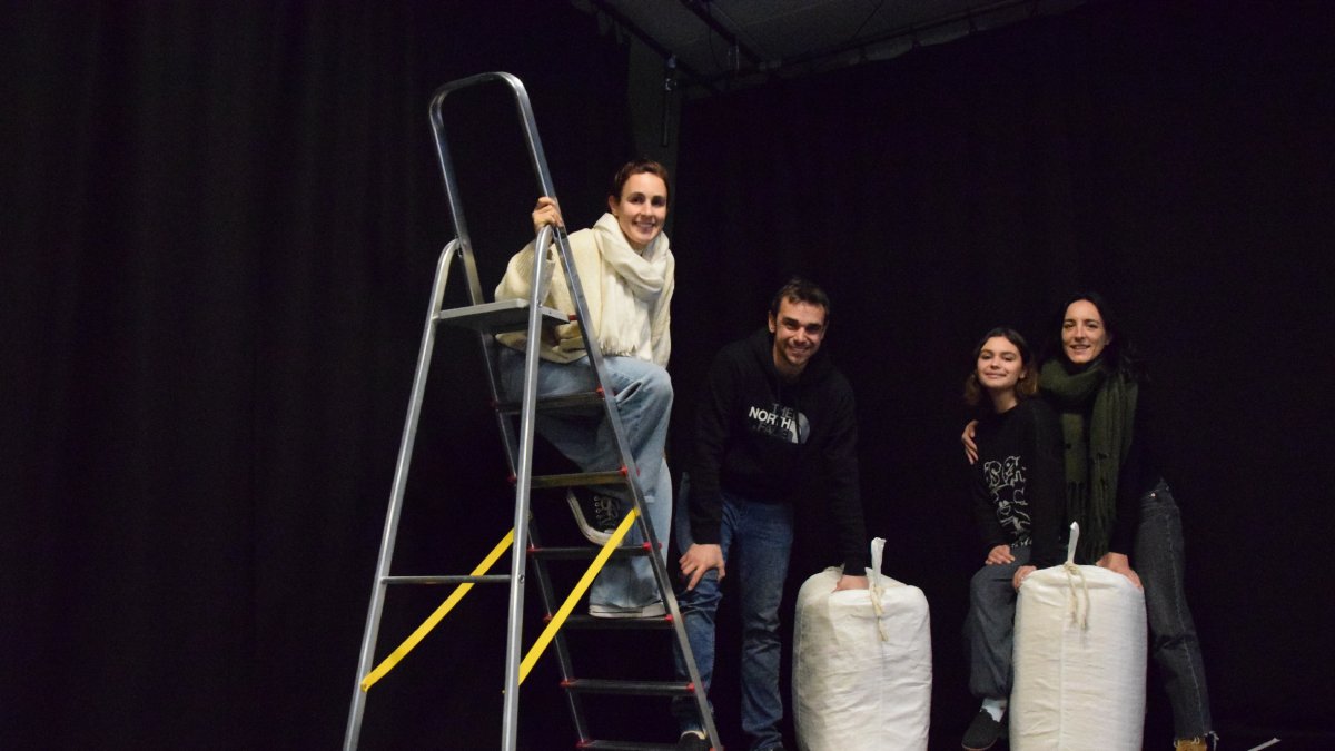 Responsables de l’Escola de Teatre de la Seu, ahir a l’escenari de la nova sala L’Única. - C. SANS