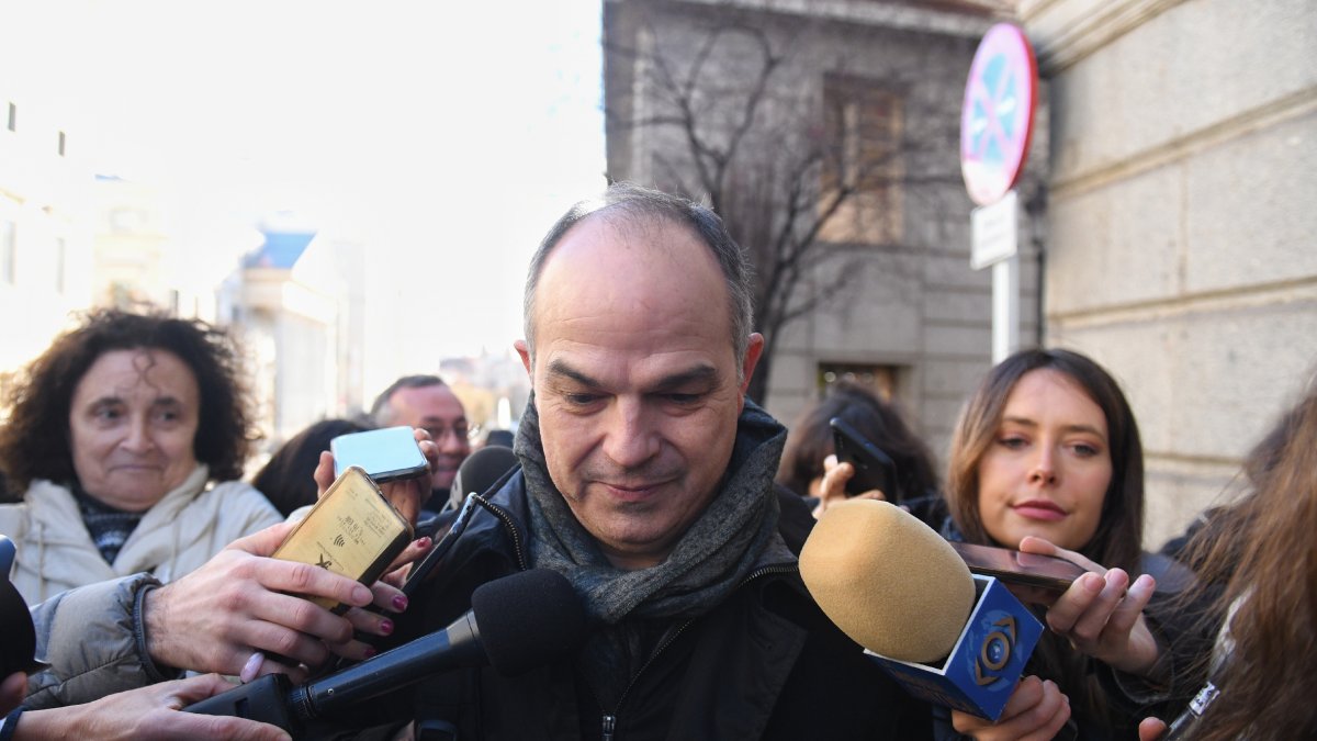 Jordi Turull no quiso dar detalles a los medios a su llegada a la reunión con el socialista Santos Cerdán. - FERNANDO SÁNCHEZ / EUROPA PRESS