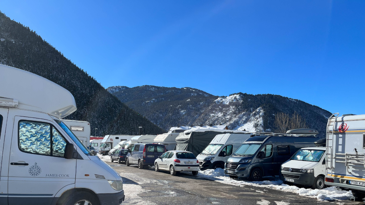Treballadors en caravanes. L’alt preu dels lloguers fa que treballadors que van a Aran durant la temporada turística pernoctin en caravanes. Aquest col·lectiu s’ha mobilitzat per exigir allotjament digne. - ACN
