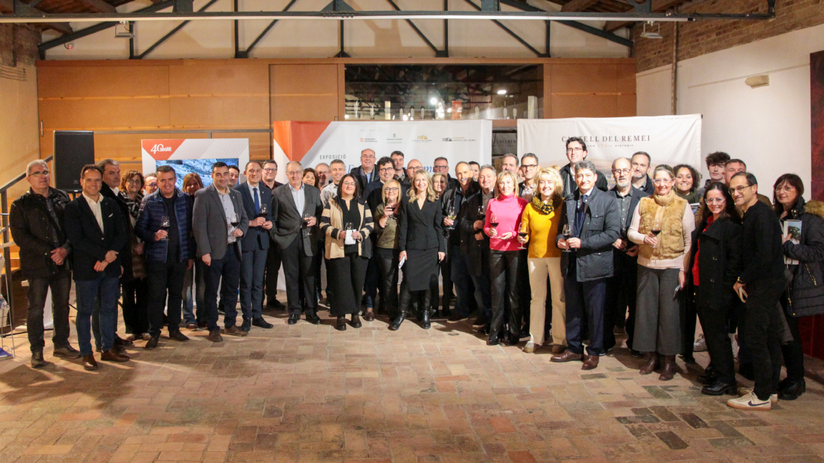 Foto de grupo de todos los asistentes ayer al acto inaugural de la exposición en el Castell del Remei. - M. CODINAS