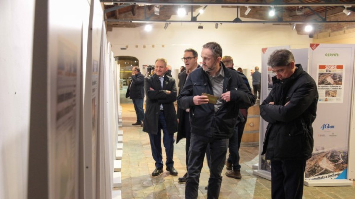 L’exposició amb portades i imatges dels quaranta anys del diari SEGRE es va inaugurar ahir al celler del  Castell del Remei