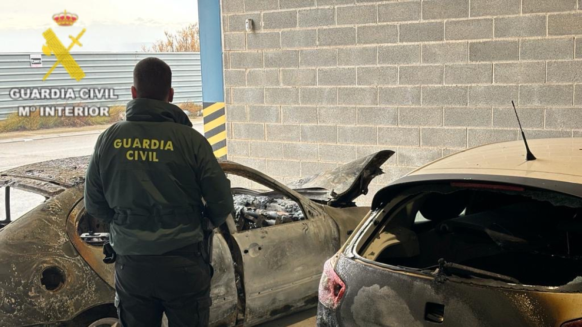 Algunos de los coches incendiados en Fraga.