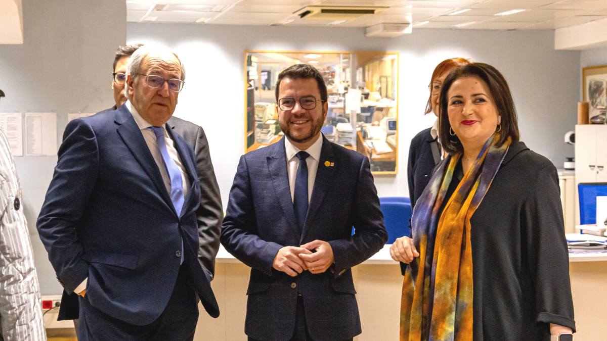 Aragonès, durant la seua visita a les instal·lacions del Grup Segre, acompanyat pel president del Grup, Robert Serentill; la directora de SEGRE, Anna Sàez; el director de Lleida TV, Òscar Fernández; i la delegada del Govern, Montse Bergés.