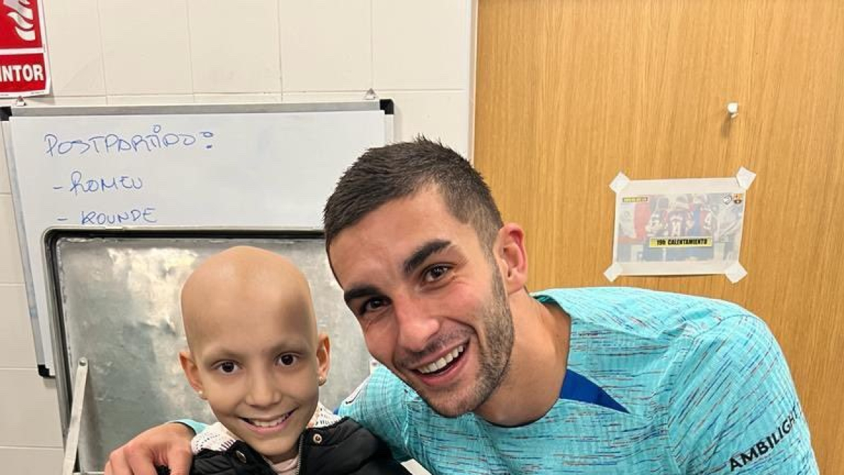 Ferran le regaló la camiseta a María, una niña que sufre cáncer. - FERRAN TORRES