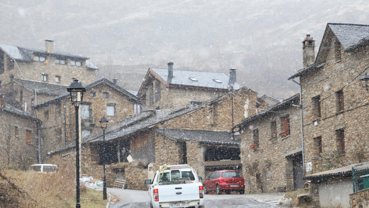 La neu va arribar fins al poble de Llessui, on va blanquejar teulades i carrers. - EDGAR ALDANA