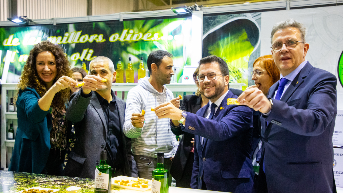 Els visitants podien degustar les diferents varietats d’oli presents en el certamen. - GERARD HOYAS