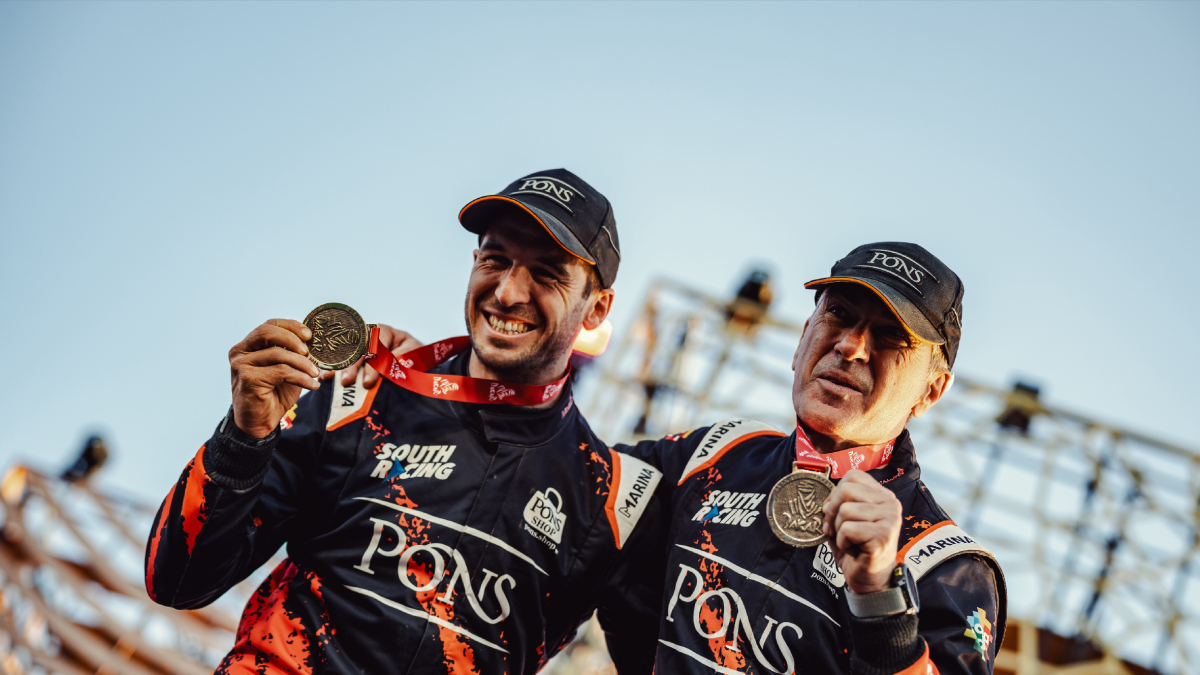 Jaume Betriu i Eduard Pons, satisfets amb les medalles que els acrediten com a ‘finishers’.