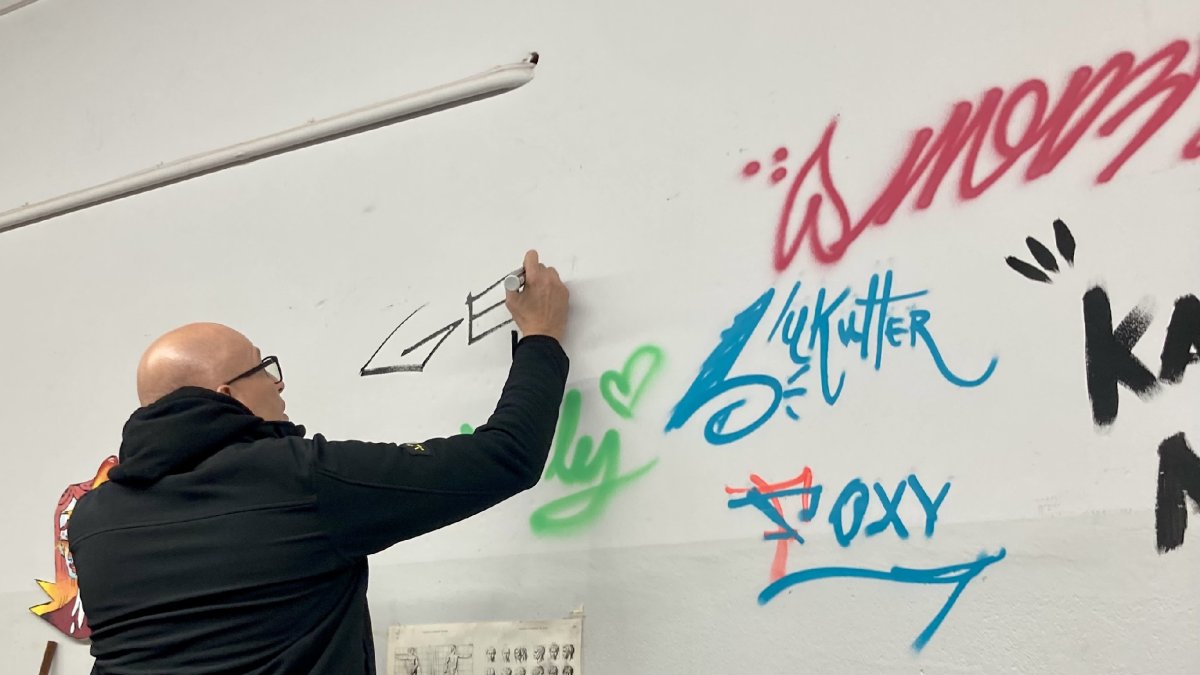 Gerada firmó en la pared del aula con autógrafos de otros artistas. - JERONI MARTÍNEZ/EA ONDARA