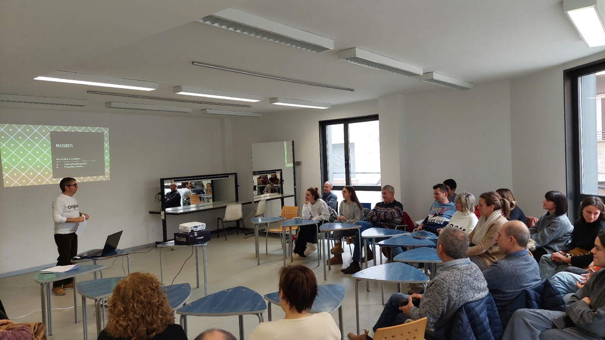 Presentación del proyecto del nuevo Grup Teatre Mollerussa en una sala de L’Amistat. - GRUP TEATRE MOLLERUSSA