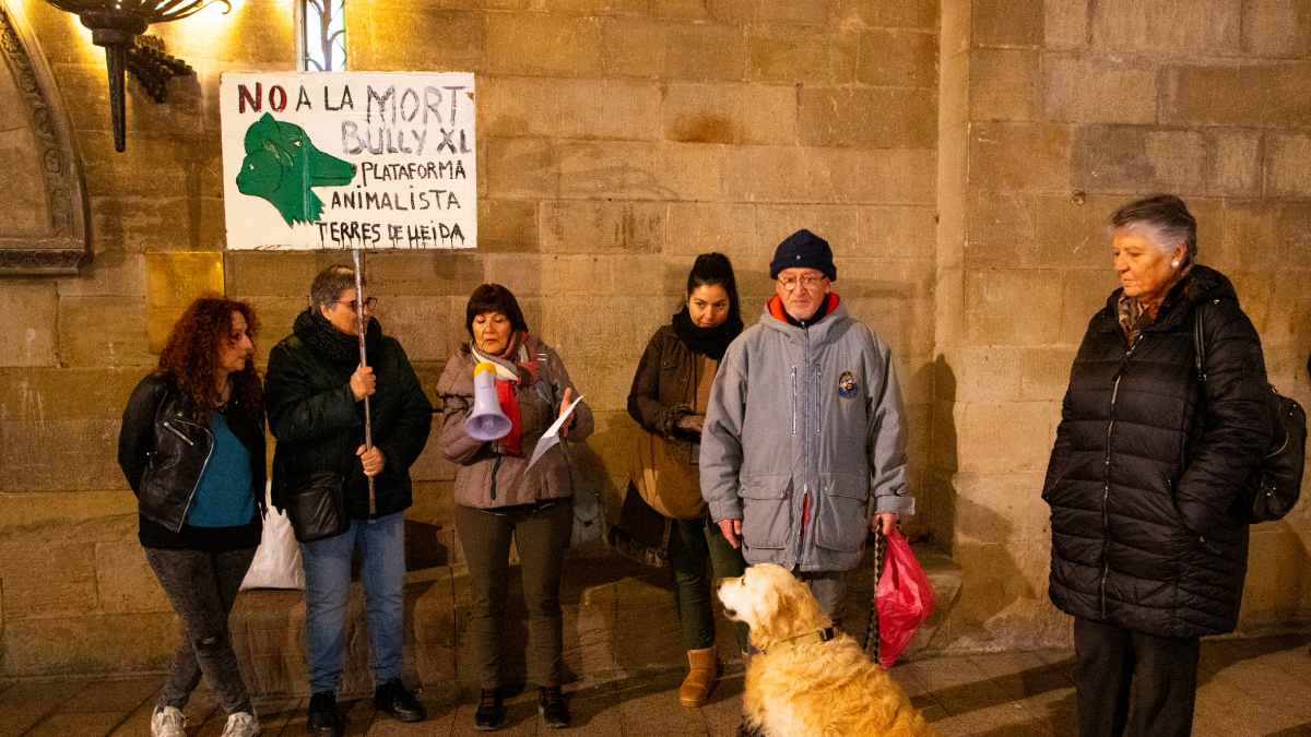 Concentració ahir d’entitats animalistes lleidatanes a la plaça Paeria de Lleida. - GERARD HOYAS