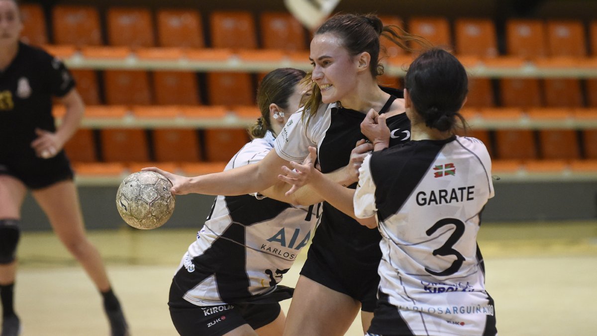 Henar Martínez intenta superar a dos jugadoras del Zarautz. - SANTI IGLESIAS