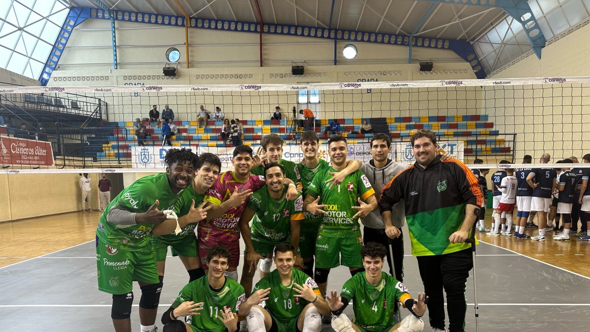 Els jugadors del Balàfia celebren el seu important triomf a Tenerife.