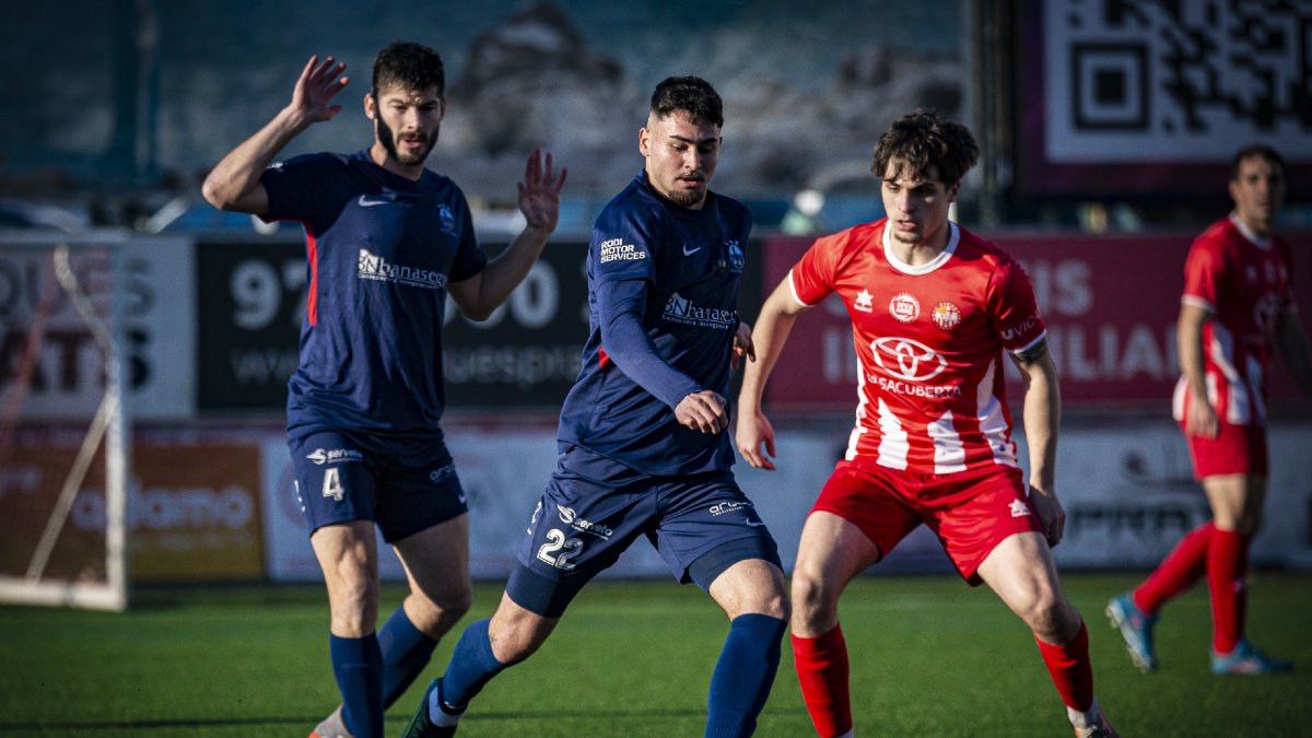 Àngel, del Atlètic Lleida, da un pase frente a la mirada de un rival. - POL PUERTAS