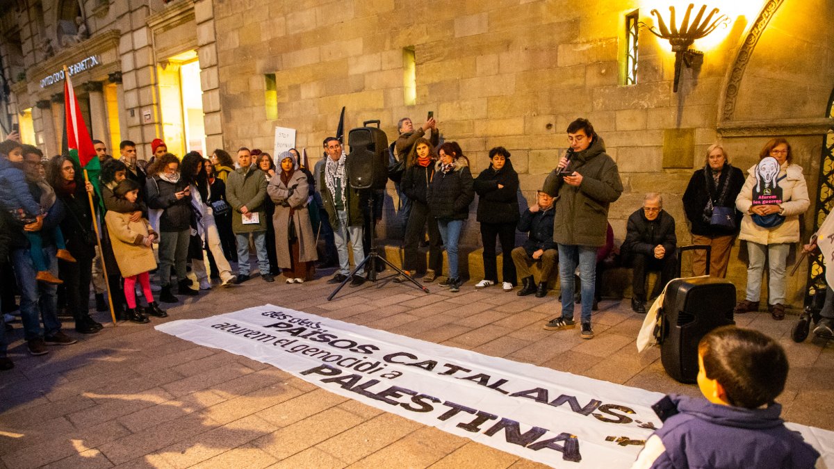 Concentració davant de la Paeria de Lleida contra el genocidi a la Franja de Gaza. - GERARD HOYAS
