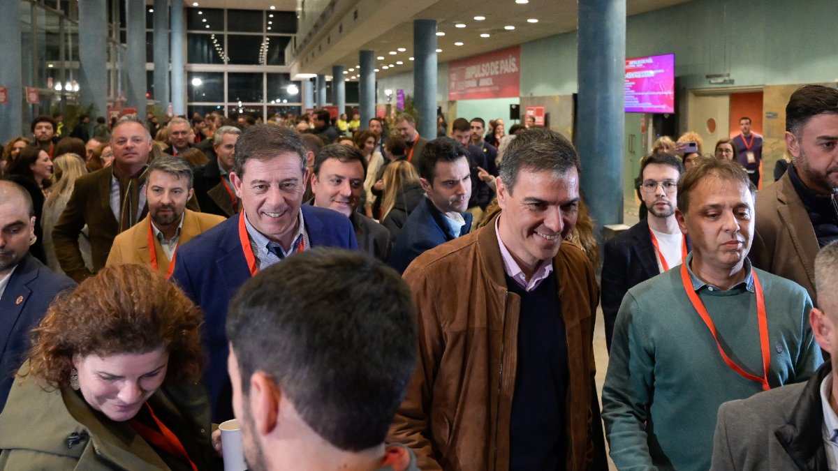 Pedro Sánchez a l’arribar a la convenció política del PSOE que se celebra aquests dies a la Corunya. - M. DYLAN / EUROPA PRESS