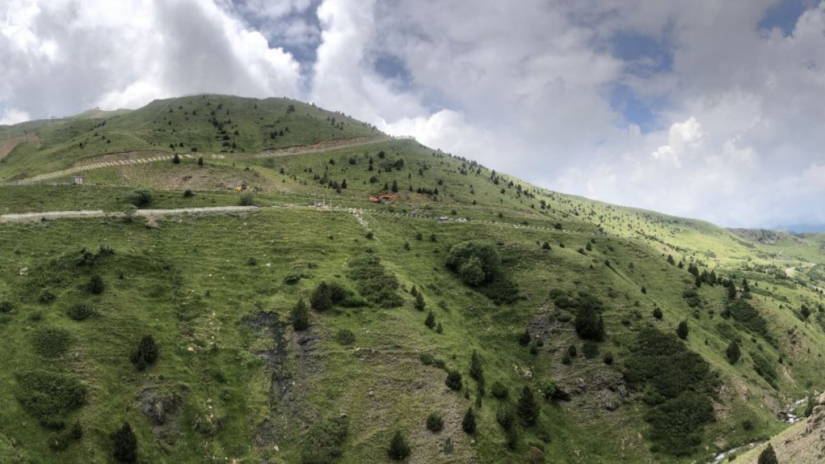 Vista panoràmica dels terrenys que sobrevolarà la tirolina. - ACTIUS DE MUNTANYA