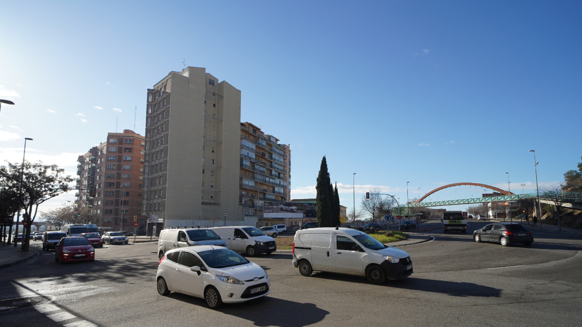 Vehículos circulando por la gran rotonda donde confluyen Ronda y la avenida del Exèrcit. - JORGE AGUSTÍN