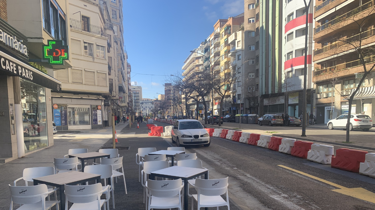 Terrazas en la nueva acera de Prat de la Riba. - M.C.