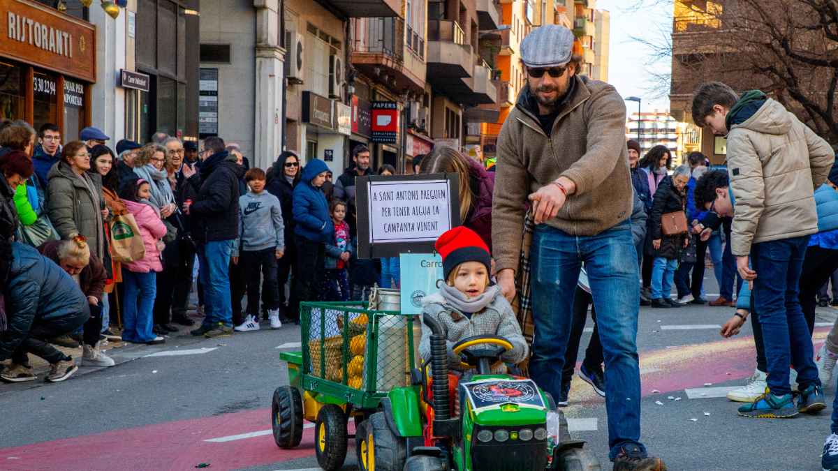 Logan, de 4 años, uno de los “tractoristas” más jóvenes de los Tres Tombs de Lleida. - GERARD HOYAS