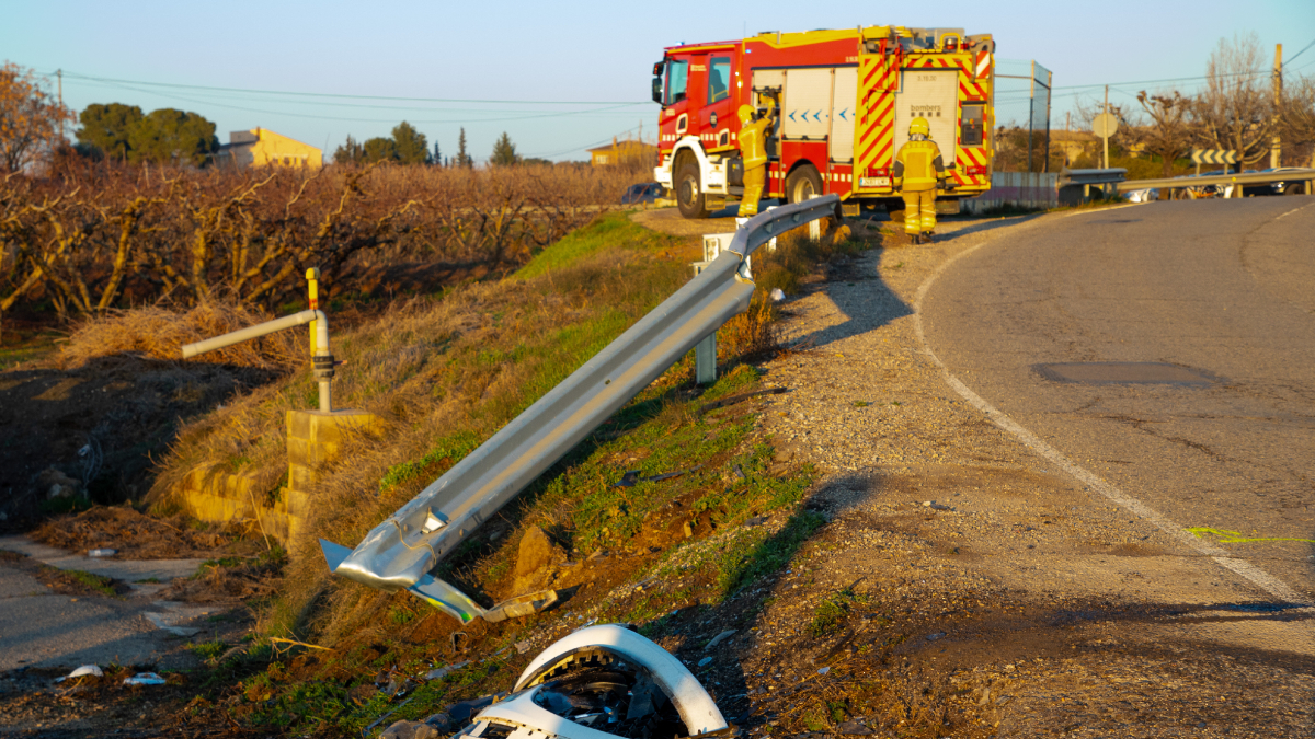 Efectivos de los servicios de emergencias ayer en el lugar del siniestro en el Camí de Montcada. - X. SANTESMASSES