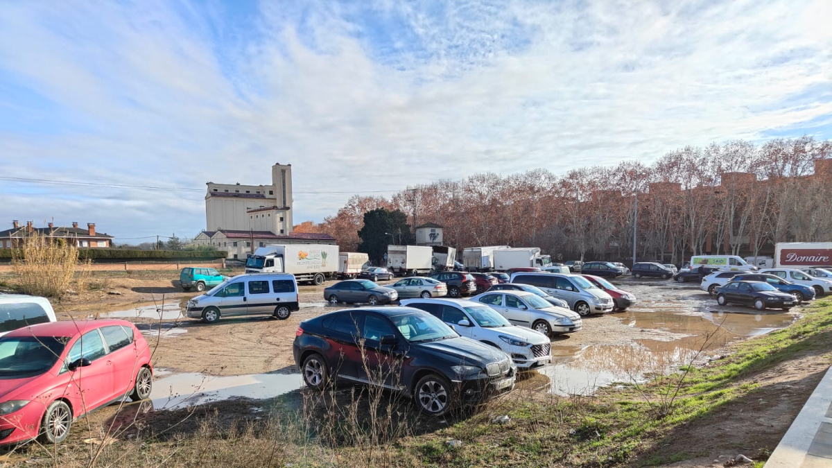 El solar de la calle Josep Pallach de Pardinyes sirve de parking cuando hay mercado los sábados. - J.M.A