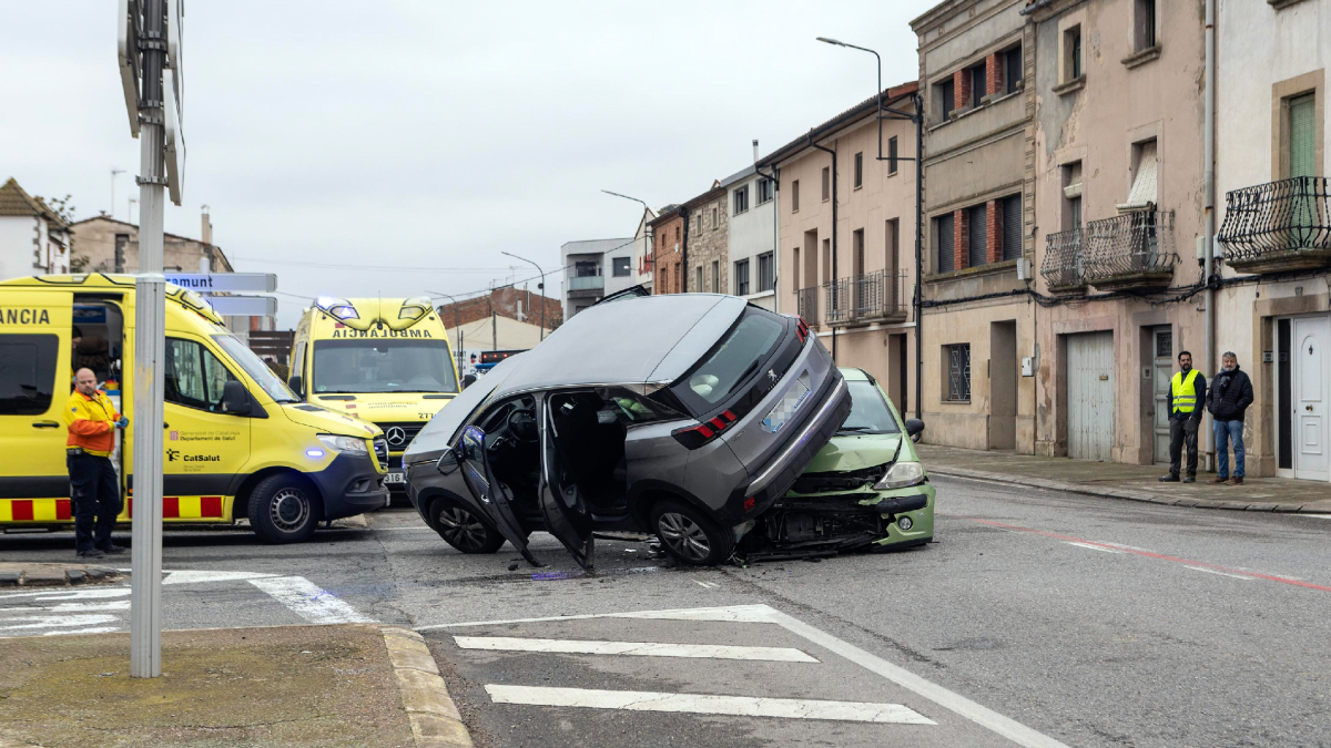 A causa de la col·lisió, un dels turismes va acabar a sobre de l'altre en ple centre de Tornabous.