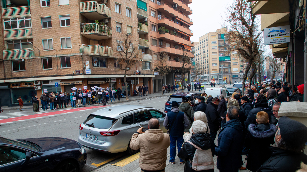 Vecinos de Cappont, favorables al oratorio (al fondo) y contrarios (en primer término) se han manifestado hoy.