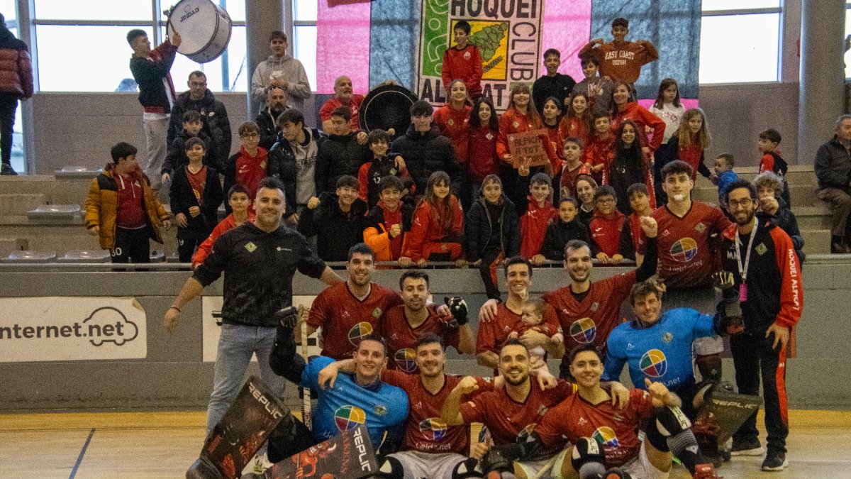 La plantilla del Alpicat celebra su victoria sobre el Palafrugell, ante un grupo de seguidores. - ANIOL MORAL VILLAFAÑE