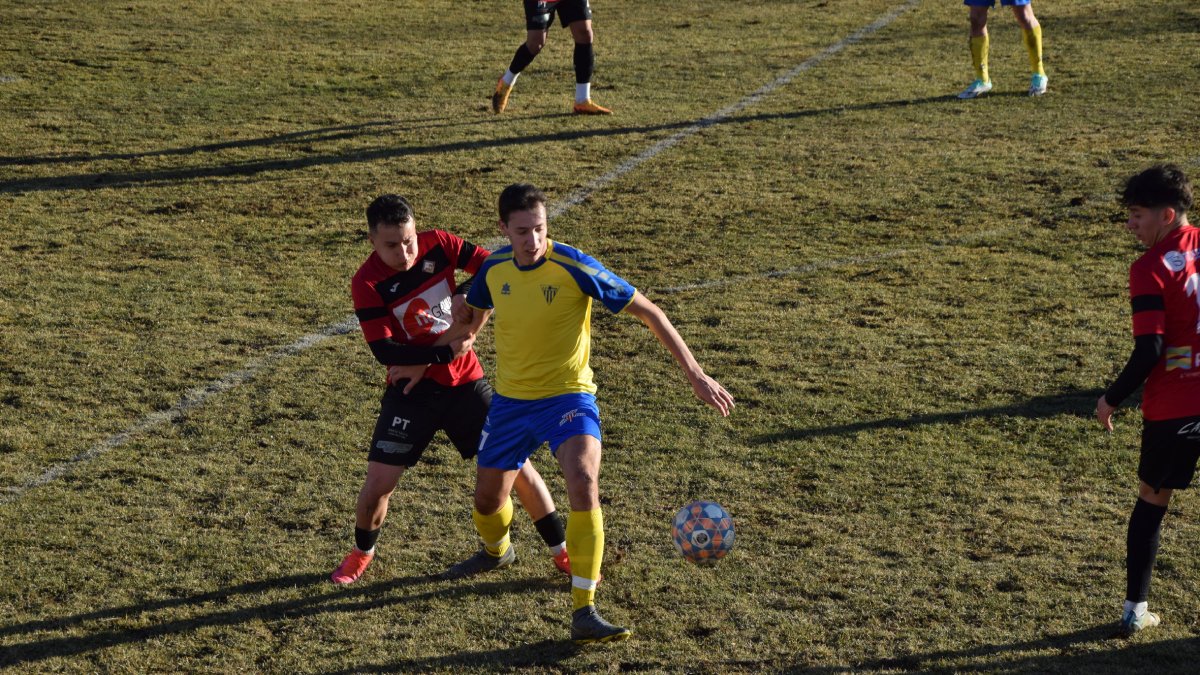 Un jugador del Pobla protege el balón ante la presión del rival. - CYNTHIA SANS