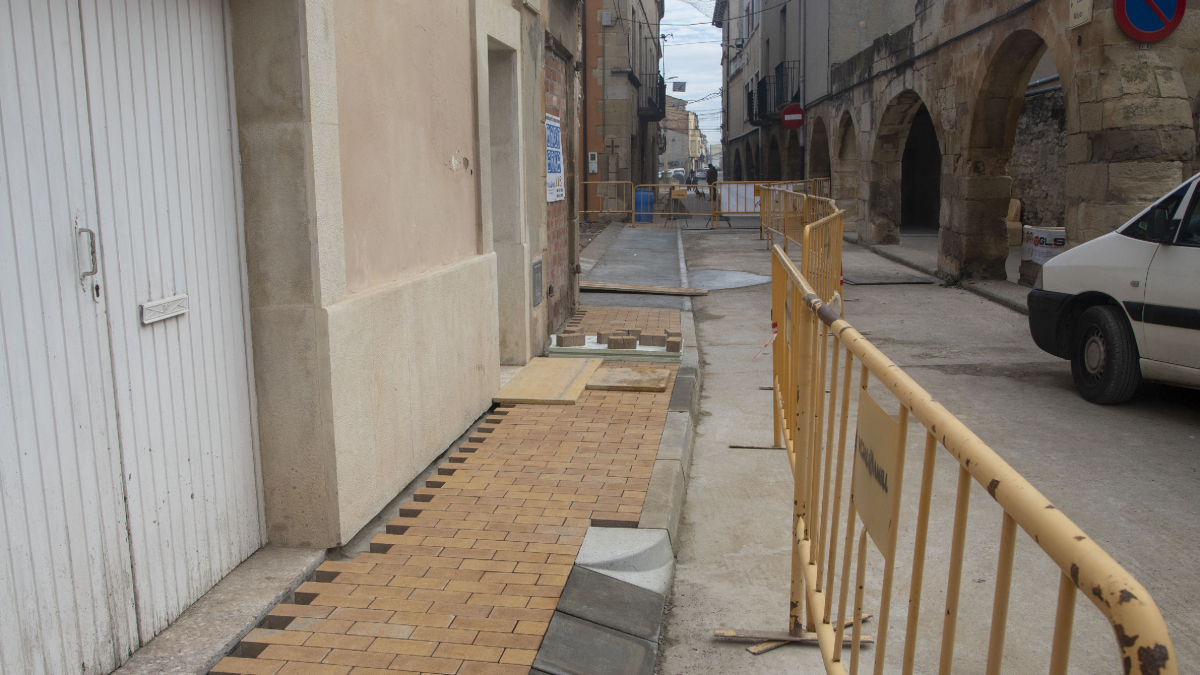 Els treballs milloren també les voreres amb llambordes. - LAIA PEDRÓS