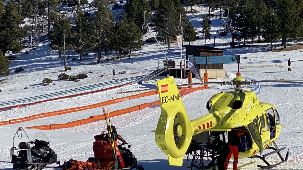El helicóptero del SEM, momentos antes de evacuar al menor accidentado en Port Ainé. - EDGAR ALDANA