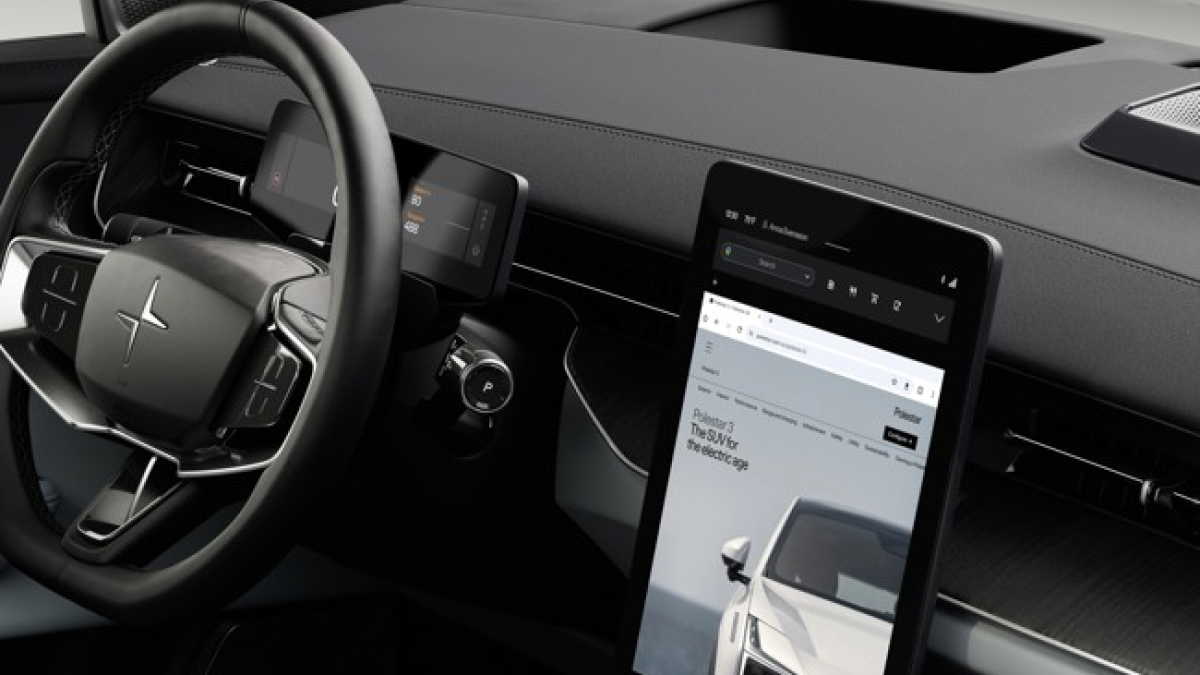 Incorporarà una versió beta del navegador Chrome, que permetrà navegar amb el vehicle aparcat.
POLESTAR