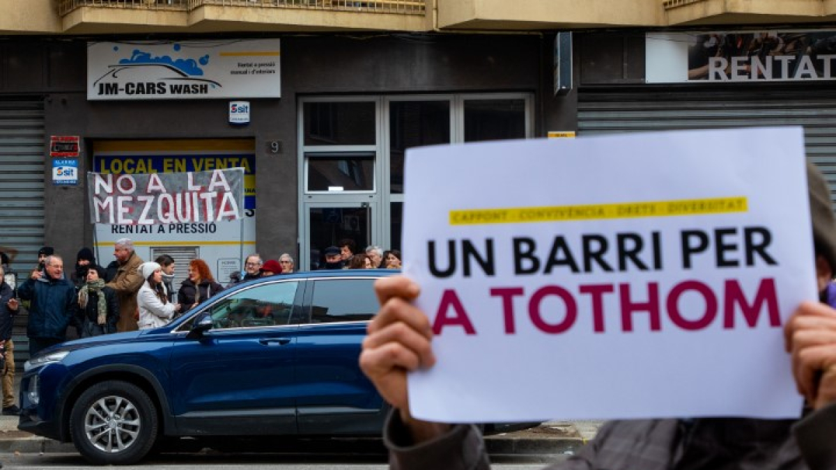 Oratorio polémico en Lleida: vecinos a favor y en contra se manifiestan en el barrio de Cappont