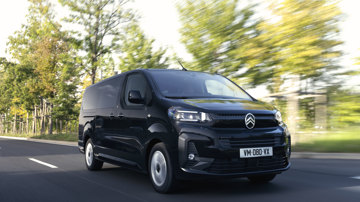 Disponible en dos llargades per acomodar fins a 9 passatgers, adopta una nova part davantera en la qual sobresurt el logo ovalat i uns fars redissenyats.